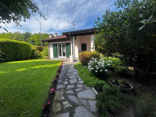 casa indipendente in vendita a Gallarate in zona Cascinetta