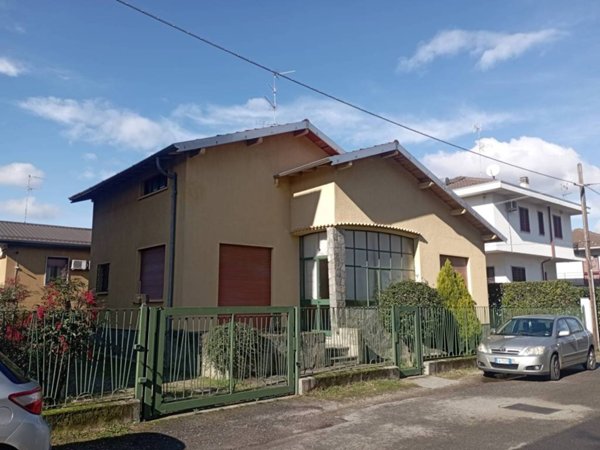 casa indipendente in vendita a Gallarate in zona Arnate