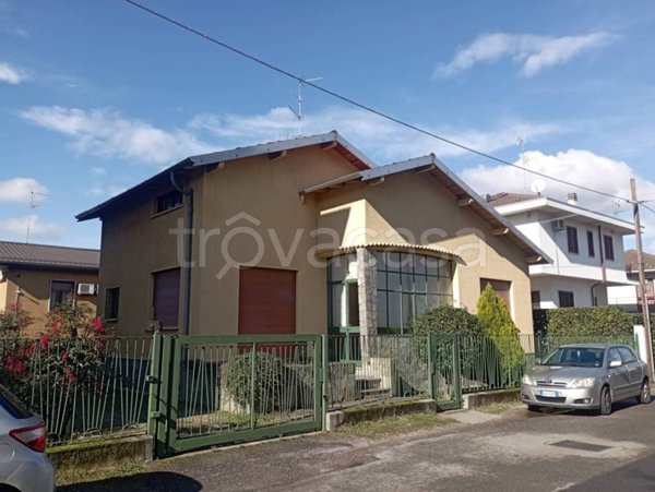 casa indipendente in vendita a Gallarate in zona Arnate