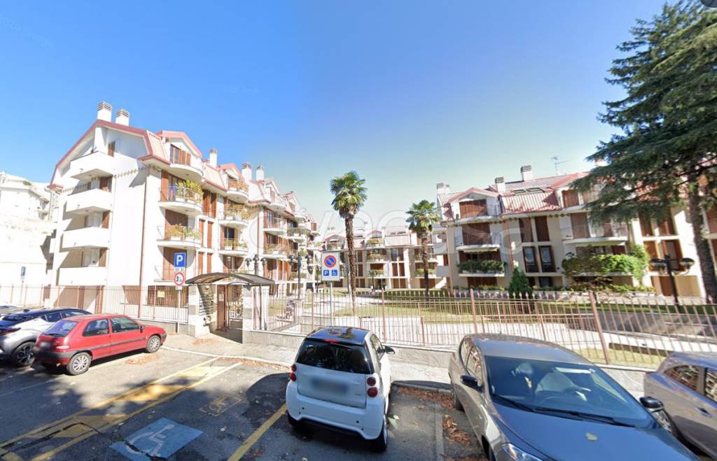 appartamento in vendita a Gallarate in zona Sciarè
