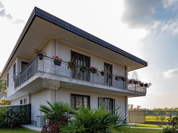 casa indipendente in vendita a Gallarate in zona Madonna in Campagna