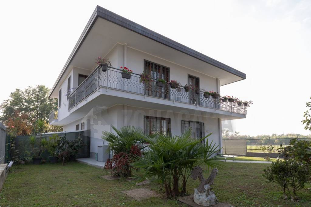 casa indipendente in vendita a Gallarate in zona Madonna in Campagna