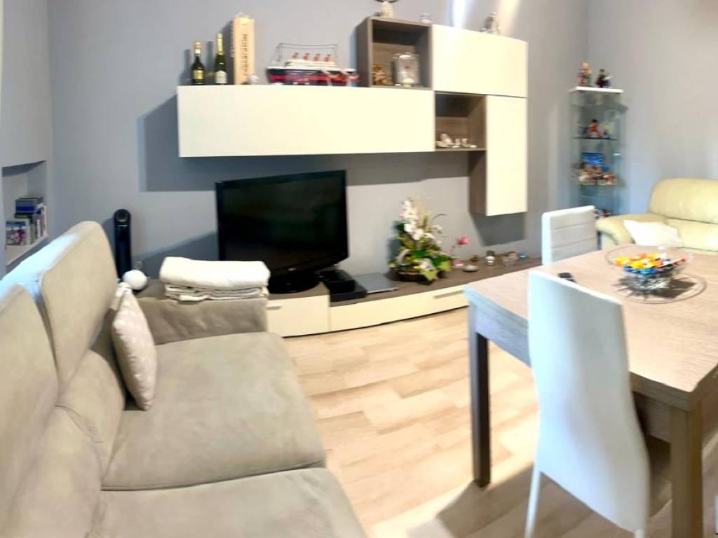 appartamento in vendita a Gallarate in zona Sciarè