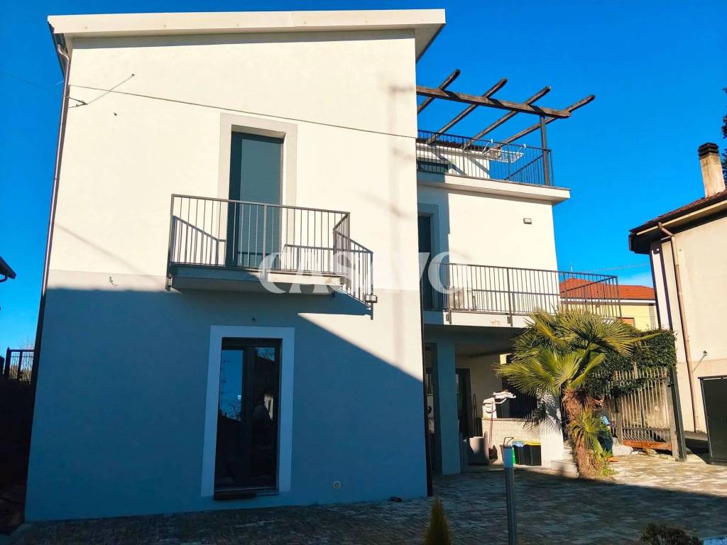 casa indipendente in vendita a Gallarate in zona Crenna