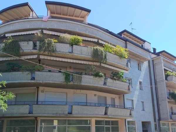 ufficio in vendita a Gallarate in zona Sciarè