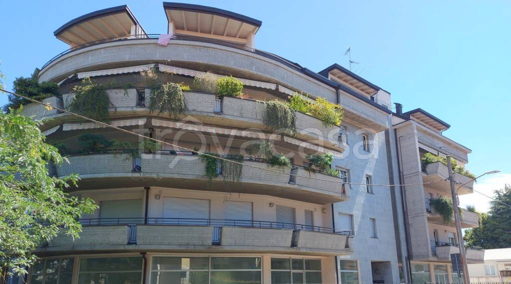 appartamento in vendita a Gallarate in zona Sciarè