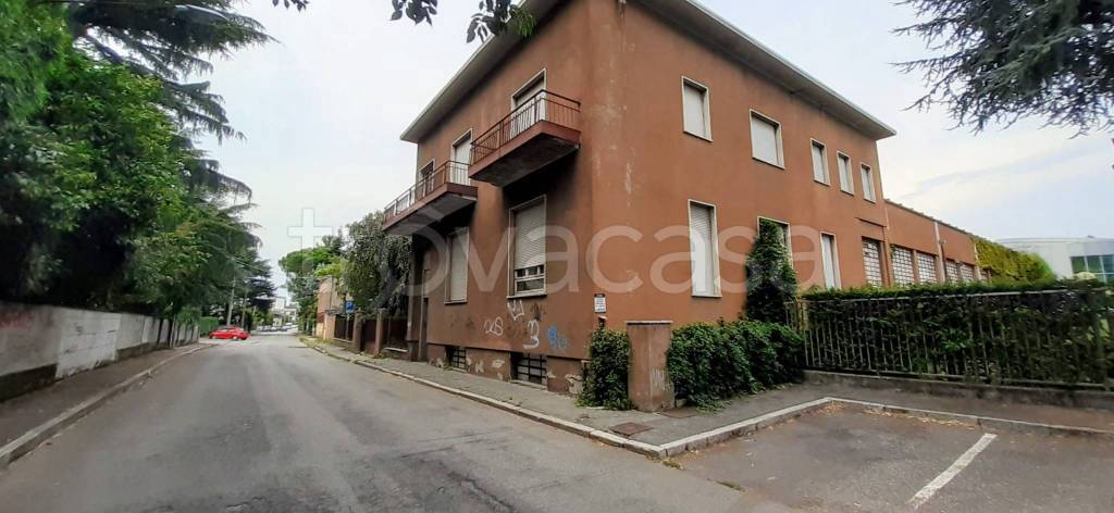 negozio in vendita a Gallarate in zona Sciarè