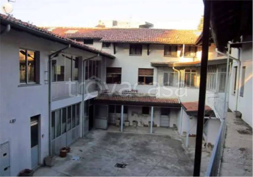 negozio in vendita a Gallarate in zona Crenna