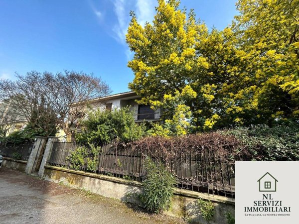 casa indipendente in vendita a Gallarate in zona Arnate
