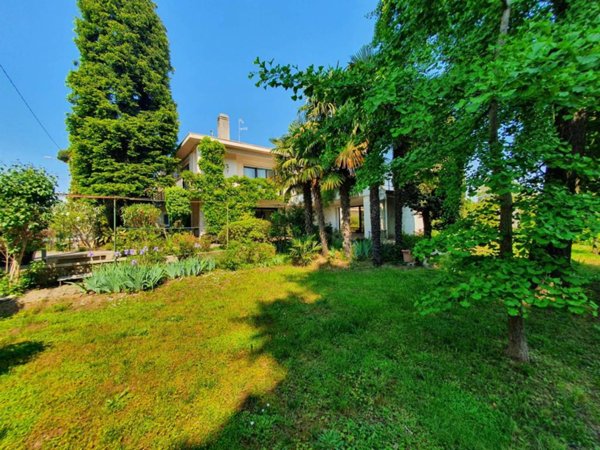 casa indipendente in vendita a Gallarate in zona Arnate