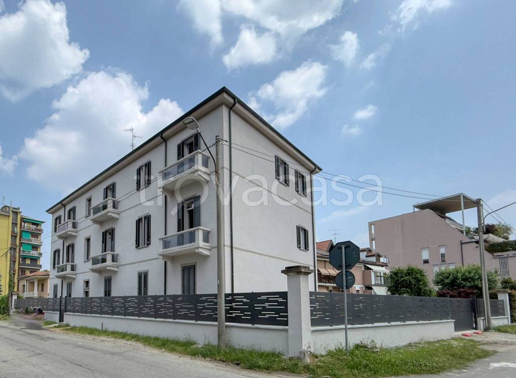 appartamento in vendita a Gallarate in zona Cascinetta