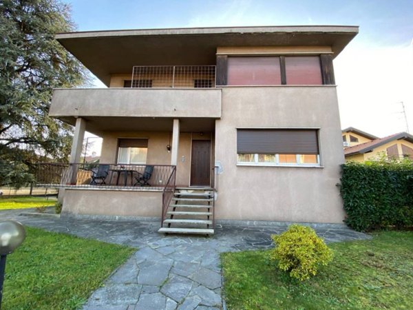 casa indipendente in vendita a Gallarate in zona Sciarè
