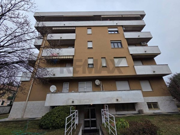 appartamento in vendita a Gallarate in zona Sciarè