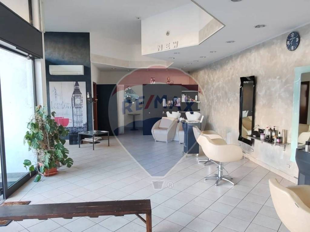 negozio in vendita a Gallarate in zona Cascinetta