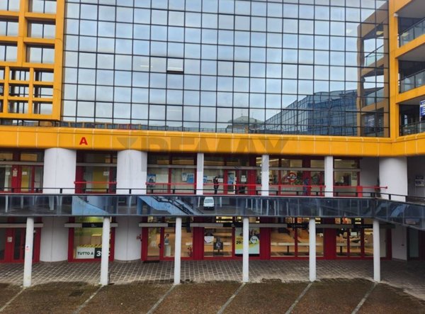 negozio in vendita a Gallarate in zona Cascinetta