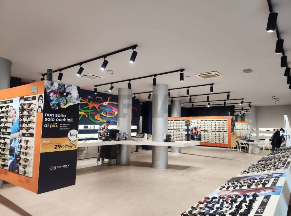 locale commerciale in vendita a Gallarate