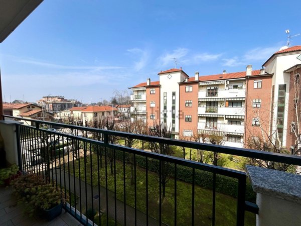 appartamento in vendita a Gallarate in zona Sciarè