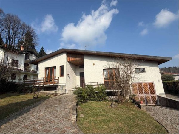casa indipendente in vendita a Gallarate in zona Crenna
