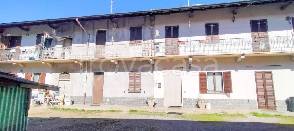 casa indipendente in vendita a Gallarate in zona Sciarè