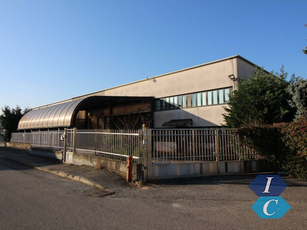locale commerciale in vendita a Gallarate in zona Sciarè