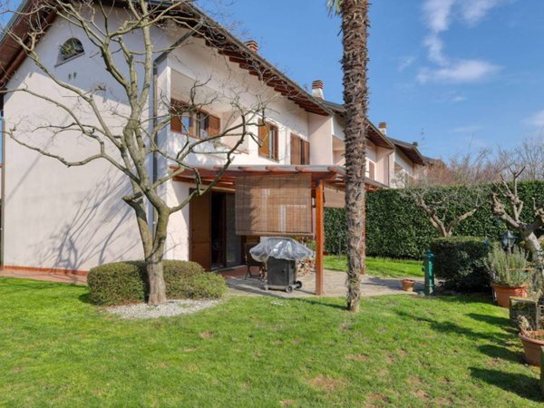 casa indipendente in vendita a Gallarate in zona Arnate