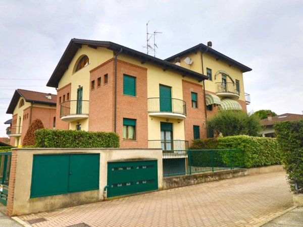 appartamento in vendita a Gallarate in zona Sciarè