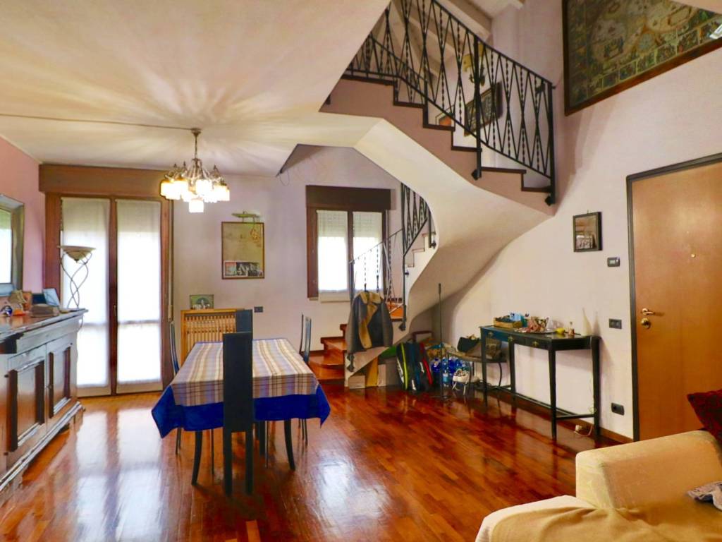 appartamento in vendita a Gallarate in zona Sciarè