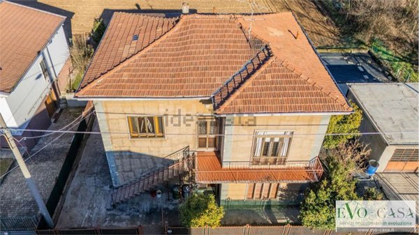 casa indipendente in vendita a Gallarate in zona Sciarè