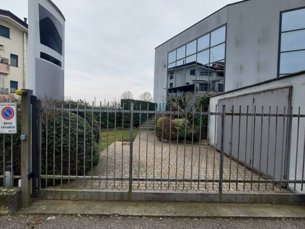 negozio in vendita a Gallarate in zona Crenna