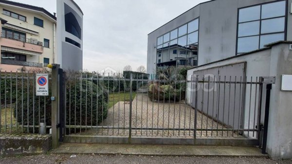 negozio in vendita a Gallarate in zona Crenna