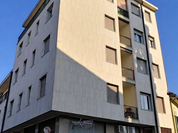 appartamento in vendita a Gallarate in zona Sciarè