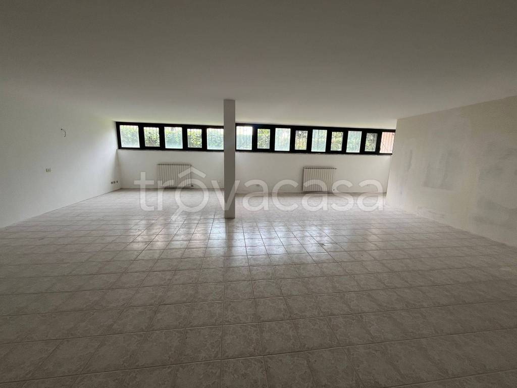 locale commerciale in vendita a Gallarate in zona Arnate