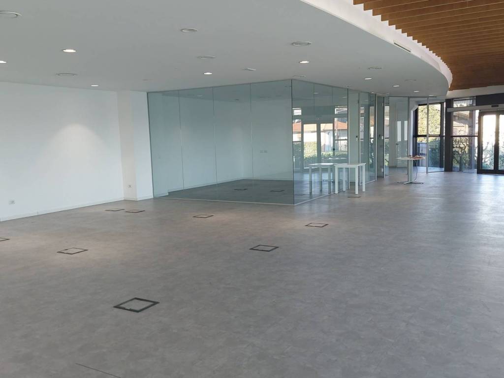 negozio in vendita a Gallarate in zona Crenna