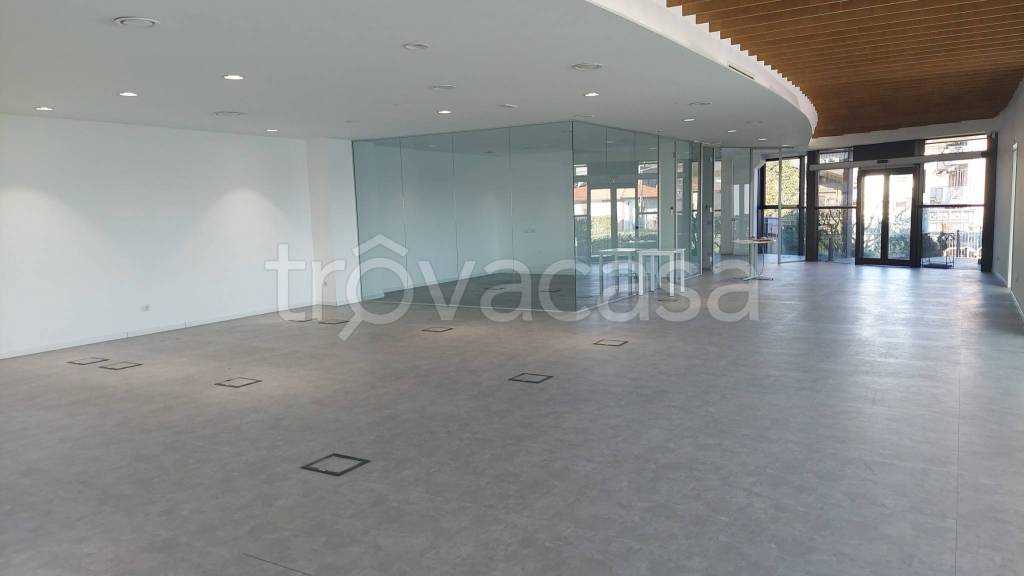 negozio in vendita a Gallarate in zona Crenna