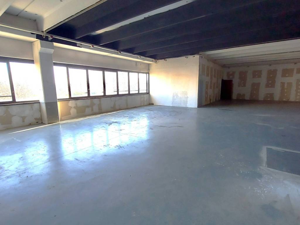 locale commerciale in vendita a Gallarate in zona Ronchi