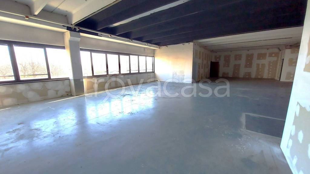locale commerciale in vendita a Gallarate in zona Ronchi