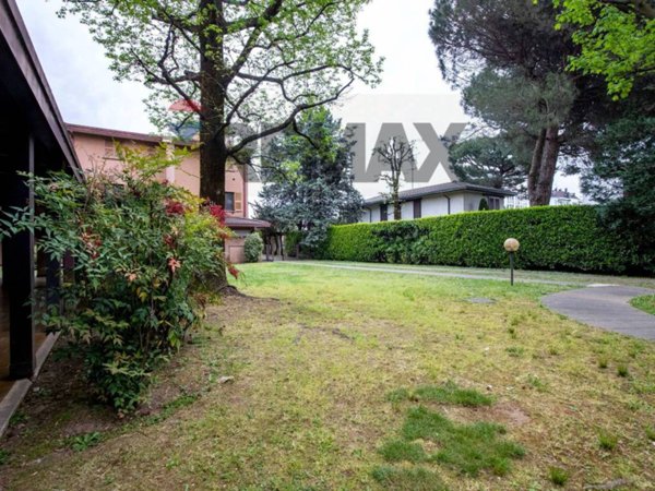 casa indipendente in vendita a Gallarate in zona Madonna in Campagna