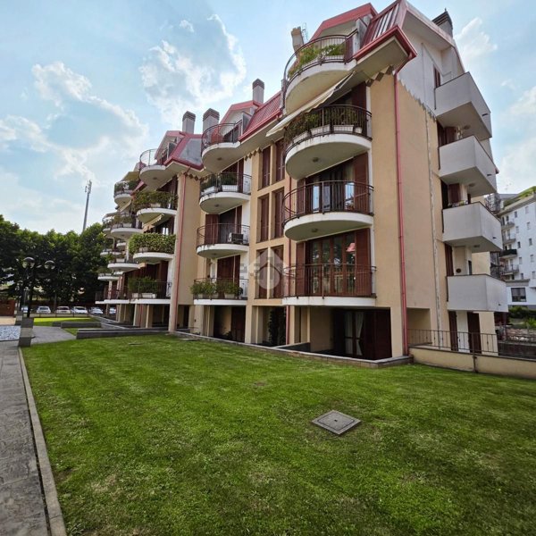 appartamento in vendita a Gallarate in zona Sciarè