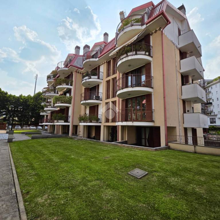 appartamento in vendita a Gallarate in zona Sciarè