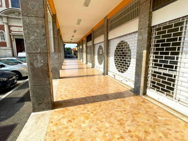 negozio in vendita a Gallarate in zona Moriggia