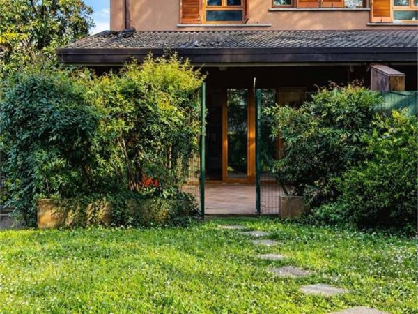 casa indipendente in vendita a Gallarate in zona Arnate