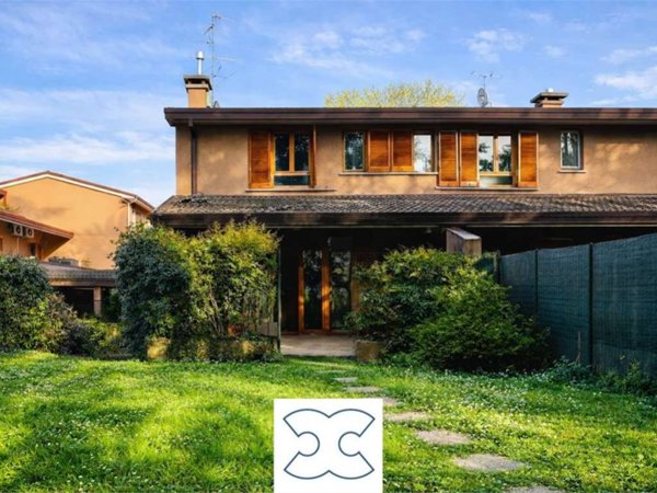 casa indipendente in vendita a Gallarate in zona Arnate