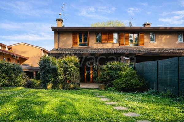 casa indipendente in vendita a Gallarate in zona Arnate