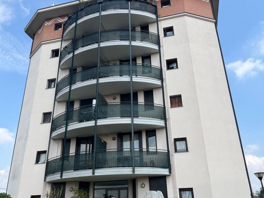 appartamento in vendita a Gallarate in zona Sciarè