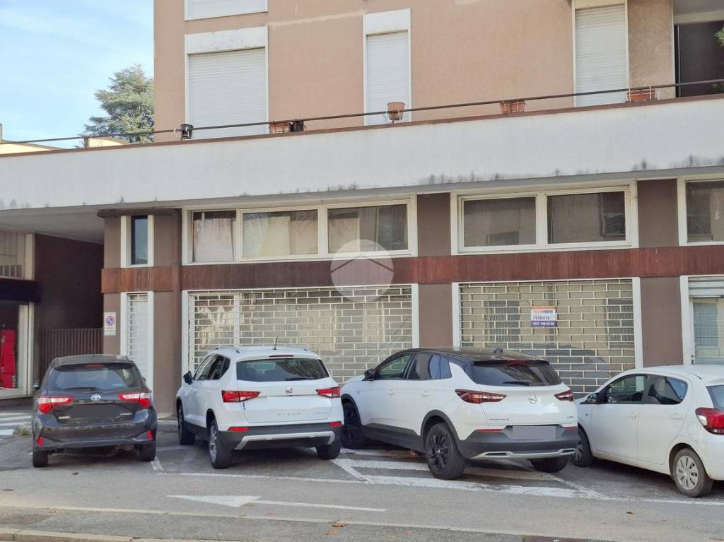 negozio in vendita a Gallarate in zona Cascinetta