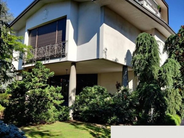 casa indipendente in vendita a Gallarate in zona Sciarè