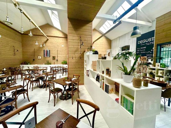 locale commerciale in vendita a Gallarate in zona Madonna in Campagna