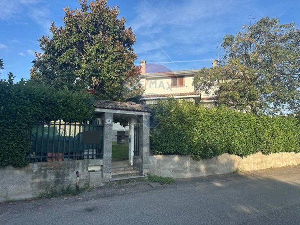 casa indipendente in vendita a Gallarate in zona Arnate