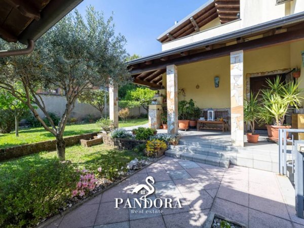 casa indipendente in vendita a Gallarate in zona Madonna in Campagna
