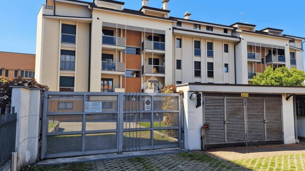 appartamento in vendita a Gallarate in zona Cascinetta